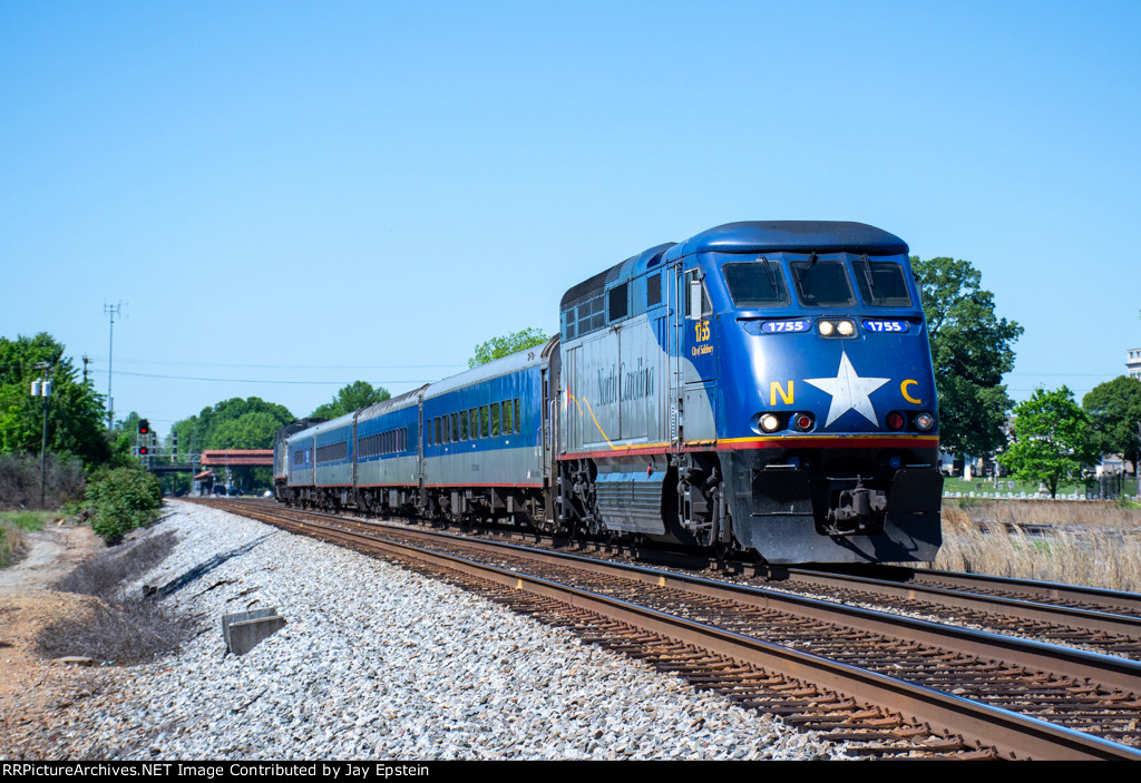 RNCX 1755 leads train #72 out of Salisbury 